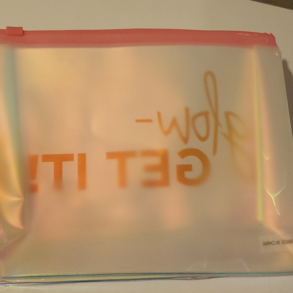 It! Cosmetics Glow Get It! Holographic Case Clear - Picture 3 of 7